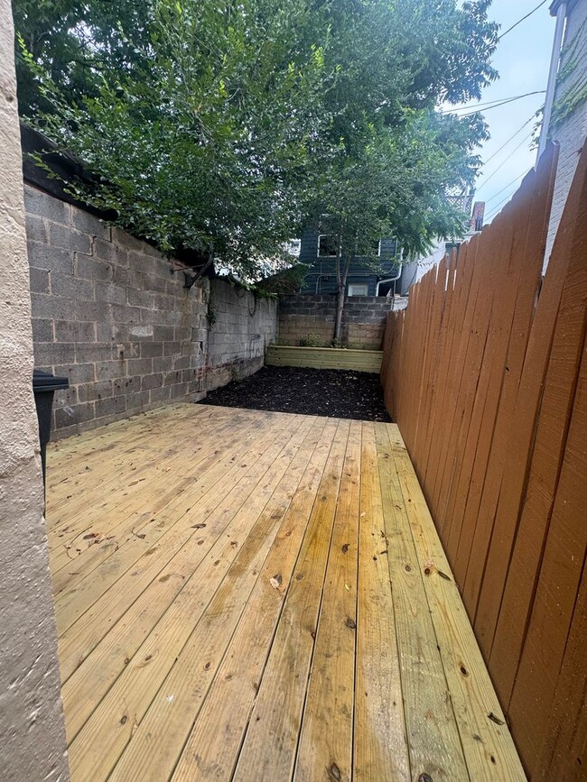 Building Photo - Beautifully Renovated 2 Bed / 2 Bath Rowho...