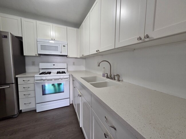 Building Photo - 3 Bedroom 2.5 Bath Town House