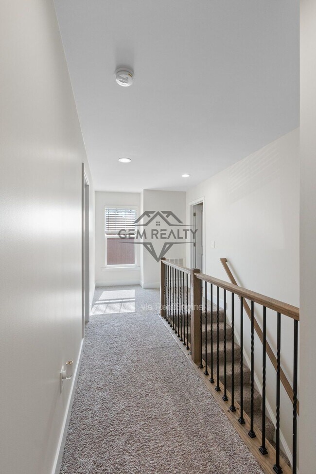 Building Photo - 102 Monroe St