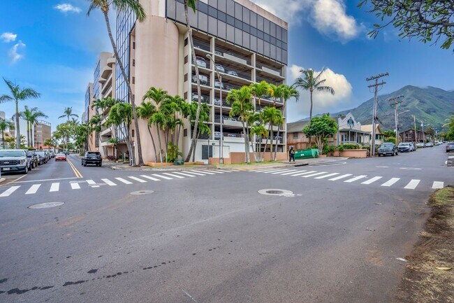 Building Photo - Beautifully Renovated 1 Bedroom/1 Bath Iao...
