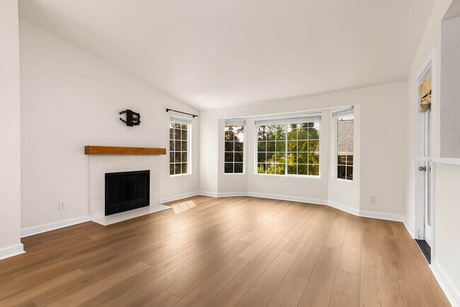 Building Photo - Top-Floor 2BR Condo Near Juanita Beach