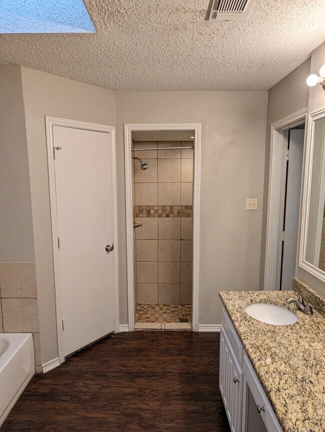 Building Photo - 1909 Willow Vale Dr