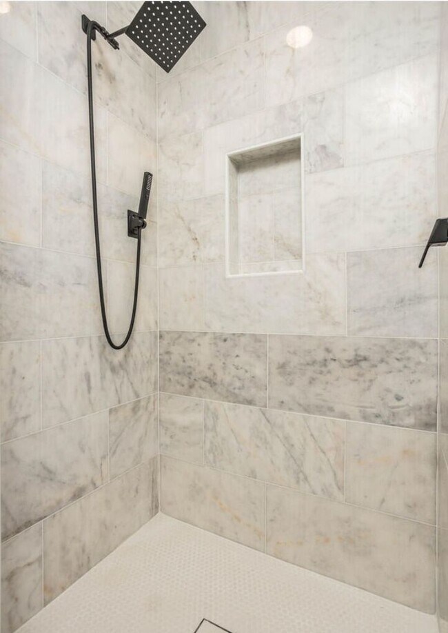 Building Photo - New Rental Price: $2,700 per month (utilities included). Special Conditions: Immediate move-in on...