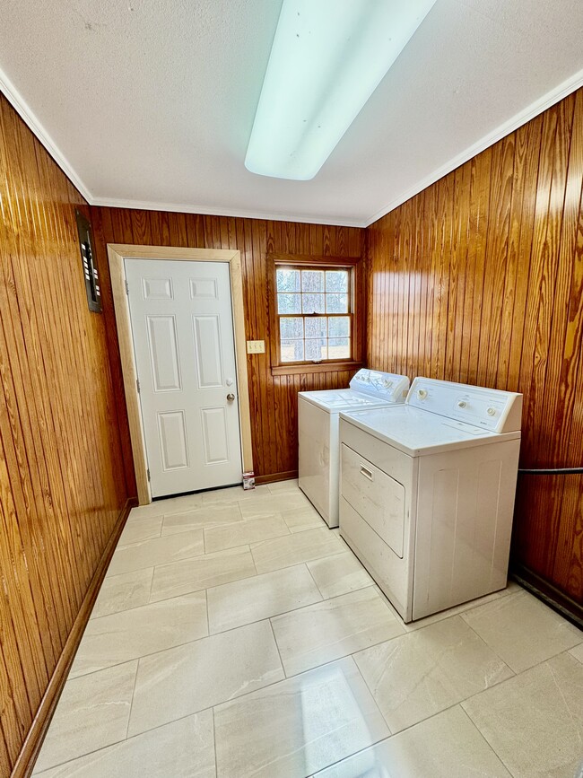 Building Photo - 1134 Rowland Rd