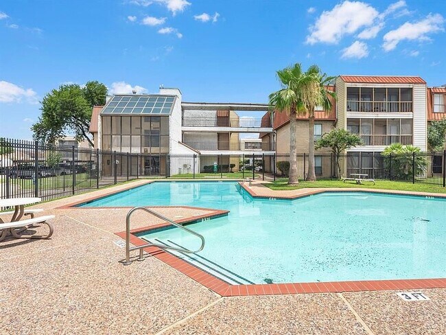 Primary Photo - 10110 Forum W Dr