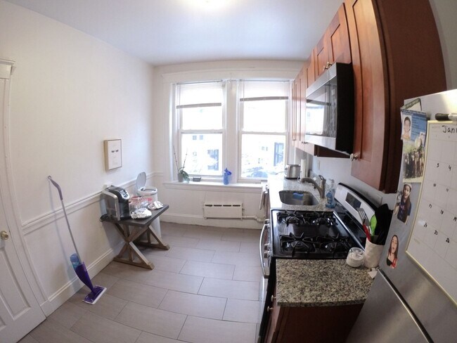 Building Photo - BU vicinity 4 bed 2 bath!!! Don't miss out!