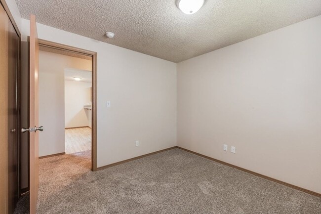 Building Photo - 2 bed 1 bath apartment (4plex building)