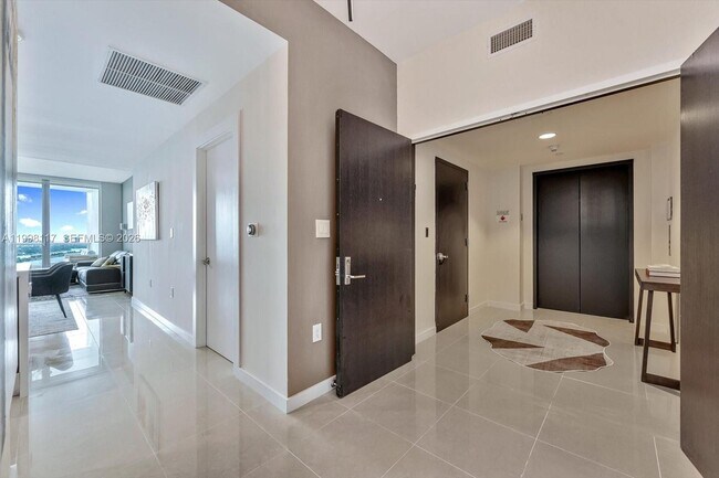 Building Photo - 900 Biscayne Blvd