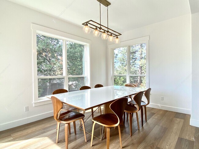 Building Photo - Elegant Awbrey Butte Home | Unfurnished | ...