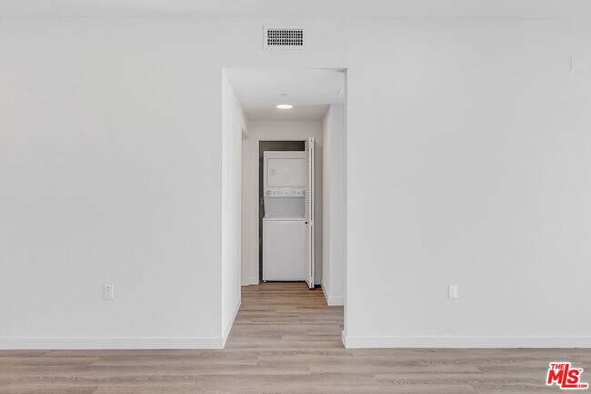 Building Photo - 10824 Blix St