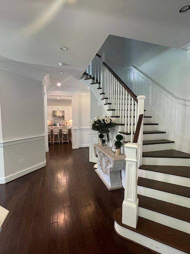 Building Photo - 5 Bed 4 Bath LUXURIOUS CRAFTSMAN set in Bethesda Mews