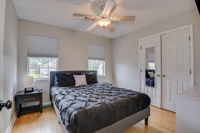 Building Photo - 4 bedroom 2.5 bath home on the water with ...