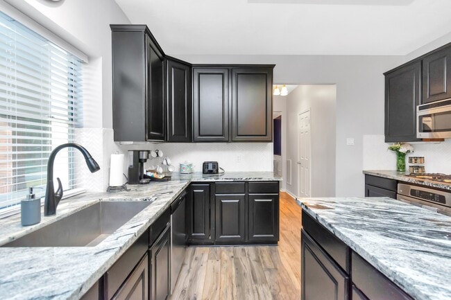 Building Photo - 10007 Hickory Trail Ln