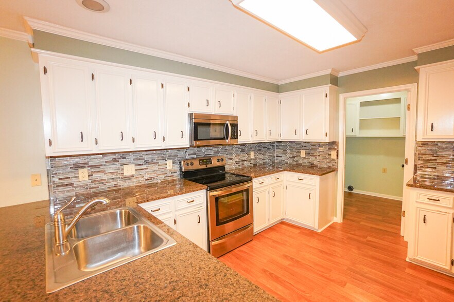 Building Photo - 325 Mockingbird Ln