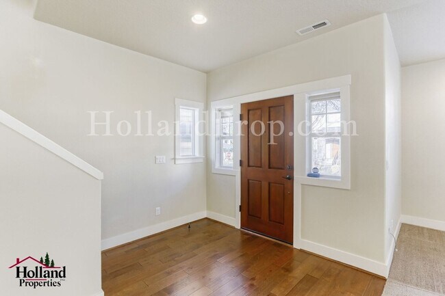 Building Photo - 3-Bedroom Beaverton Home with Granite Kitchen Island and Fireplace