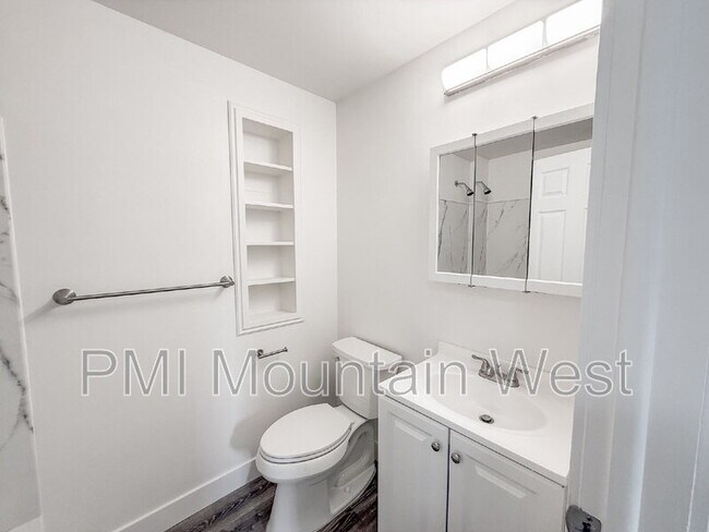 Building Photo - 1011 Claremont Dr