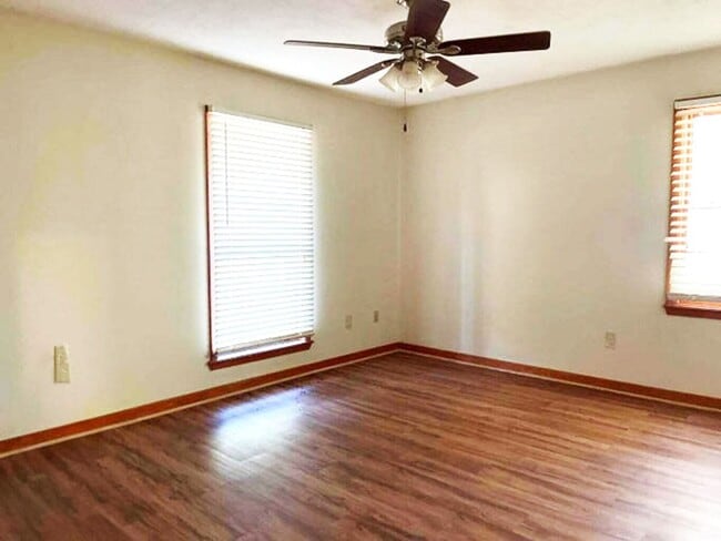 Building Photo - Charming 3 bedroom house in great shape