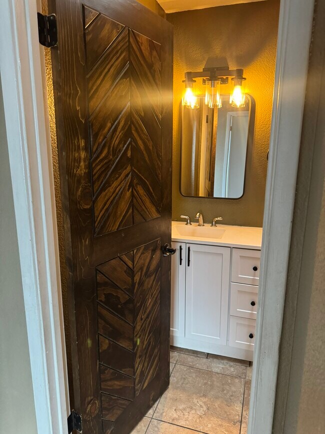 Building Photo - 4110 W 21st Ln