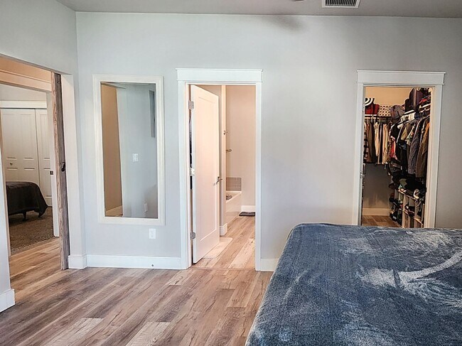 Building Photo - Home Sweet Home! Won't last long!