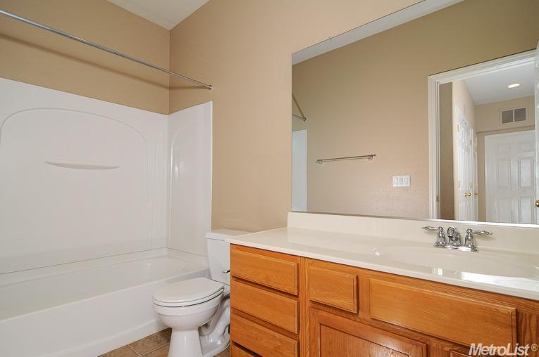 Hall bath - 7515 Sheldon Rd