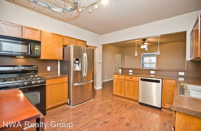Building Photo - 3 br, 2 bath House - 700 E. Spruce Street