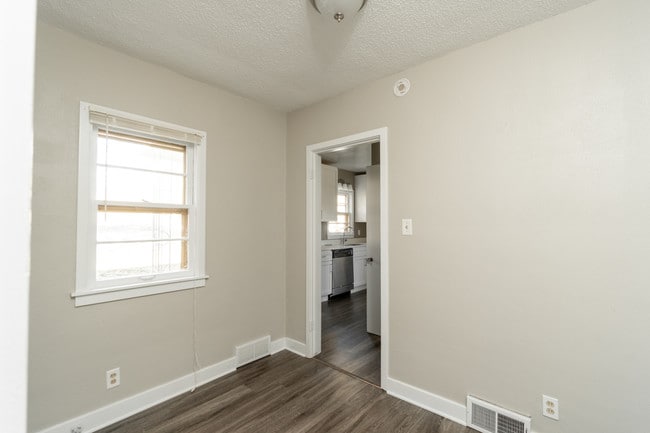 Building Photo - 603 W 18th St