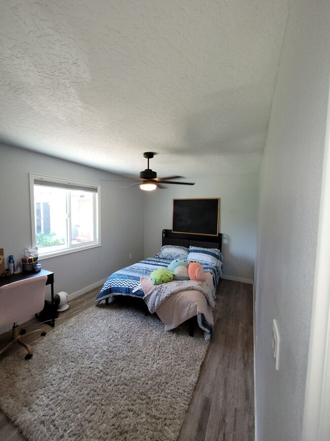 Building Photo - Stunning Home with Hot Tub with Detached O...