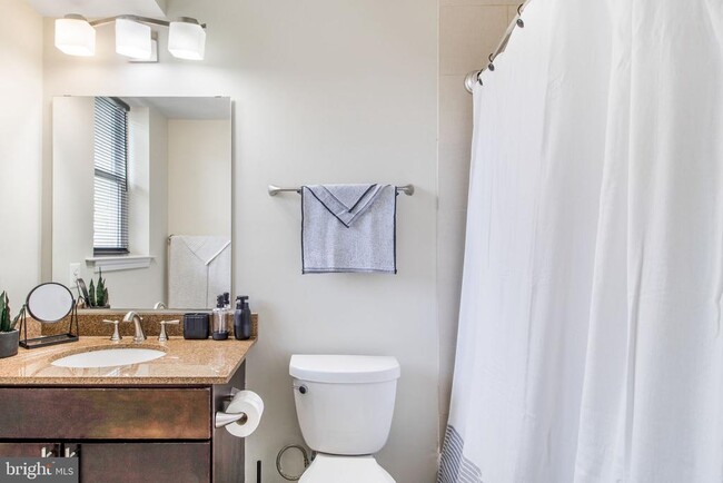 Building Photo - 417 18th St NE