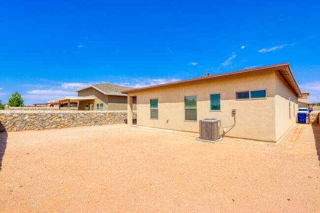 Building Photo - 14334 Loma Esmeralda