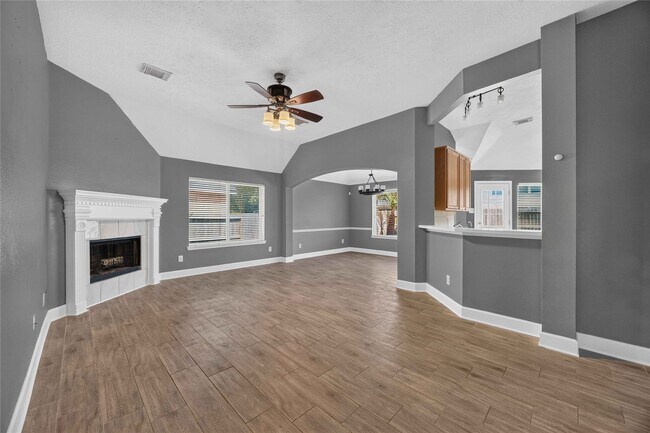 Building Photo - 3519 Crescent Dr