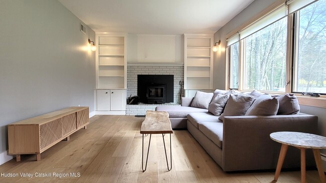 Building Photo - 90 Van Dale Rd