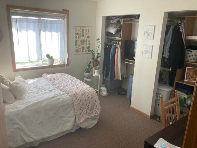 Building Photo - 1521 Springbrook Dr