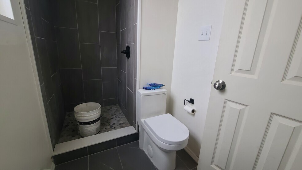 Building Photo - 242 Bowers St