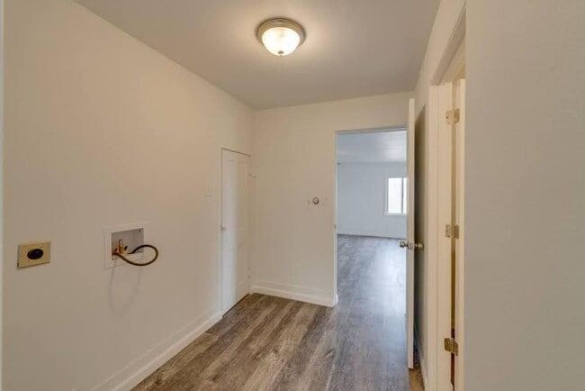 Building Photo - 4 bedroom 2 bath Home