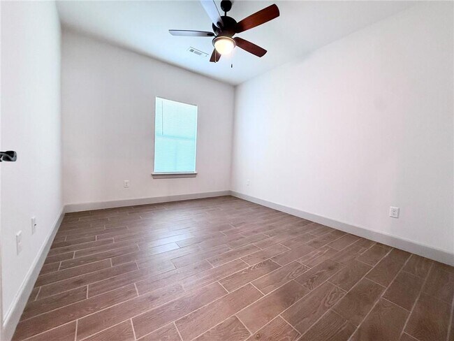 Building Photo - 1049 Parker Ln