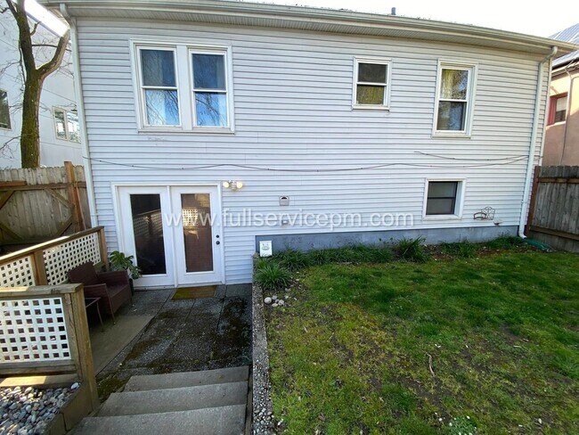 Building Photo - 8008 Roosevelt Way NE