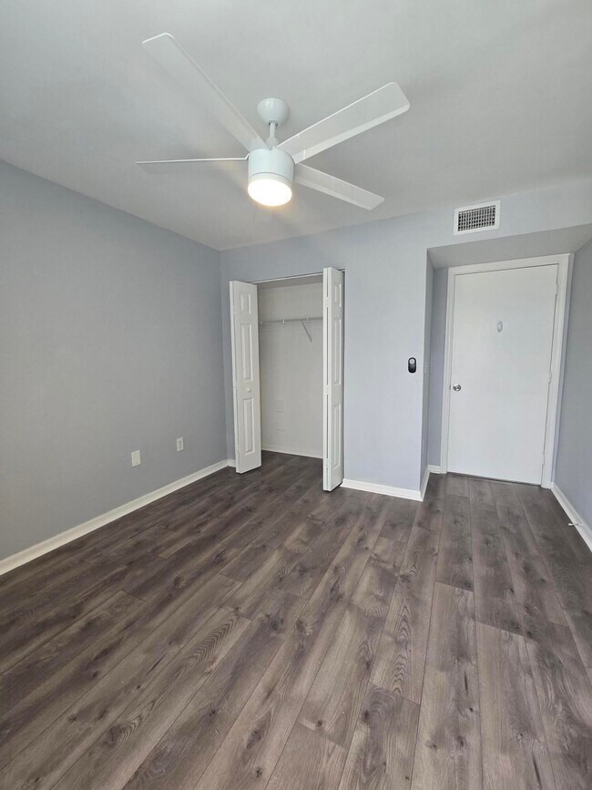 Building Photo - 1400 Crestwood Ct S