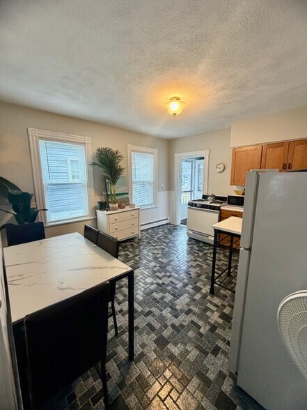 Building Photo - 48 Cook St