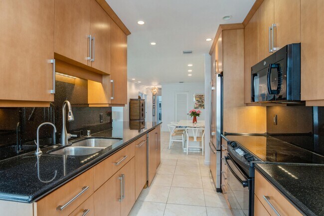 Building Photo - 2860 S Ocean Blvd