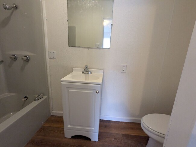 Building Photo - Spacious Updated 3 Bedroom Home