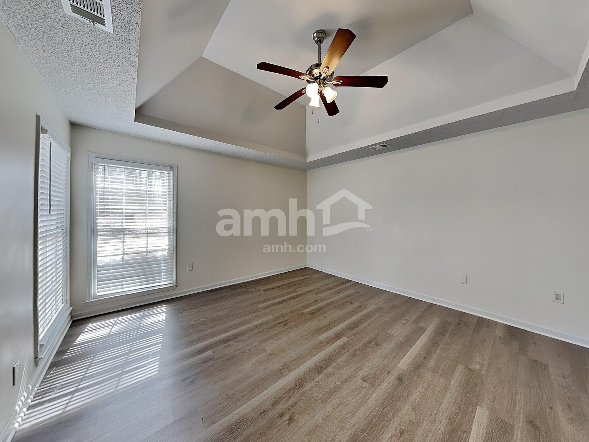 Building Photo - 3255 Dogwood Dr