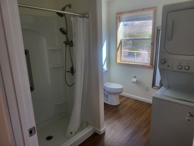 Building Photo - Private 1 Bedroom 1 Bathroom Home - Over 9...