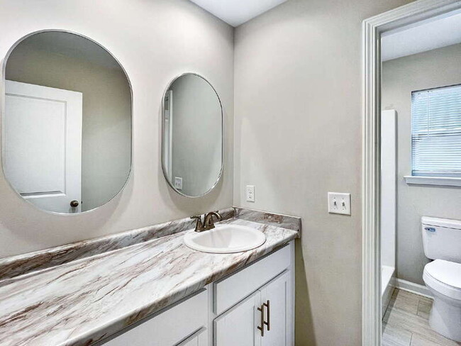 Building Photo - 39 Travis St