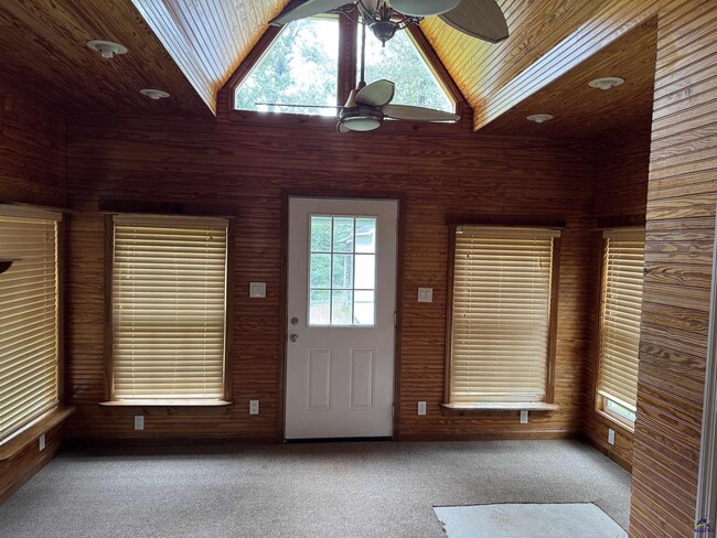 Building Photo - 282 Somerset Dr