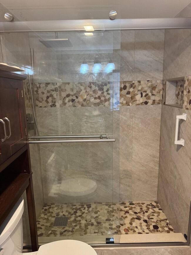 Building Photo - 1319 E Hillsboro Blvd