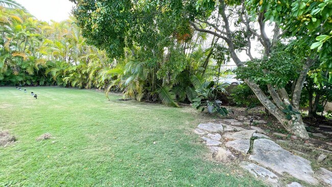 Building Photo - RARELY AVAILABLE 3 BEDROOM NEAR BEACH