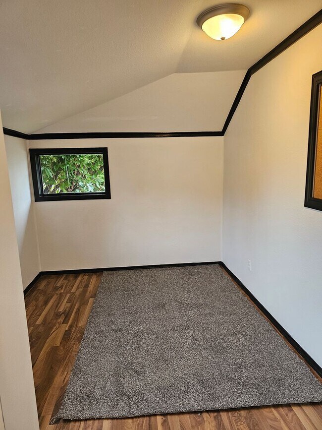 Building Photo - Charming 4Bed/2Bath Home in the Heart of Rainier! Available 6/10/26