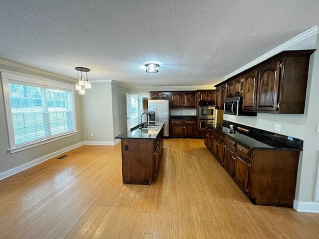 Building Photo - Beautiful 4 bedroom 2.5 bath home with lawncare, internet and security system included in rent