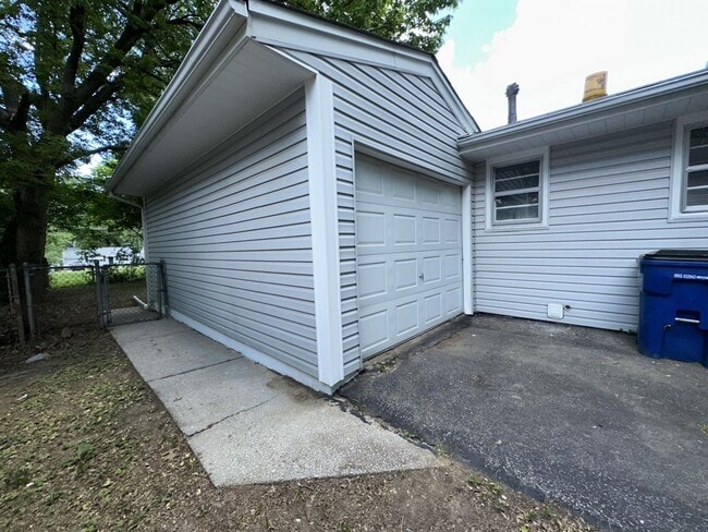 Building Photo - Lovely 2 Bedroom / 2 Bath for Rent - Section 8 Welcome