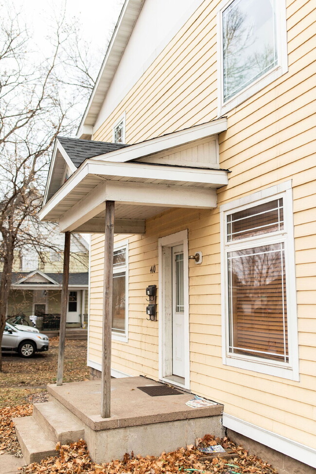 Building Photo - New On Market - 3 Bedroom, 1 Bathroom Duplex